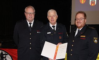 Bezirksbrandmeister Elmar Keuter (v. l.), Ehrenkreisbrandmeister Rudolf Lüke und Kreisbrandmeister Stefan Nostitz. - Burkhard Battran Bezirksbrandmeister Elmar Keuter (v. l.), Ehrenkreisbrandmeister Rudolf Lüke und Kreisbrandmeister Stefan Nostitz. - Burkhard Battran