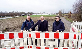 Rot-weiße Warnbaken sind aufgestellt: KER-Geschäftsführer Andreas Dornhöfer (v.l.), Bürgermeister Siegfried Lux und Geschäftsbereichsleiter Daniel Scholz vor dem Grundstück an der Osnabrücker Straße, auf dem bald Erschließungsarbeiten starten. - Gemeinde Rödinghausen Rot-weiße Warnbaken sind aufgestellt: KER-Geschäftsführer Andreas Dornhöfer (v.l.), Bürgermeister Siegfried Lux und Geschäftsbereichsleiter Daniel Scholz vor dem Grundstück an der Osnabrücker Straße, auf dem bald Erschließungsarbeiten starten. - Gemeinde Rödinghausen
