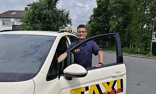 Seit elf Jahren fährt Yasha Akim Taxi. Die Chefin des Unternehmens Taxi-Hannes sieht die Regeln zu Wochenendfahrten am späten Abend kritisch. - Burkhard Battran Seit elf Jahren fährt Yasha Akim Taxi. Die Chefin des Unternehmens Taxi-Hannes sieht die Regeln zu Wochenendfahrten am späten Abend kritisch. - Burkhard Battran