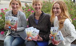 Spannende Lektüre für Wanderfans in Ostwestfalen-Lippe: Buchhändlerin Gina Just (von links) sowie die Autorinnen Ann-Christin Meermeier und Rebecca Schirge stellen das Buch "Eskapaden in OWL" vor. - Heike Krüger Spannende Lektüre für Wanderfans in Ostwestfalen-Lippe: Buchhändlerin Gina Just (von links) sowie die Autorinnen Ann-Christin Meermeier und Rebecca Schirge stellen das Buch "Eskapaden in OWL" vor. - Heike Krüger