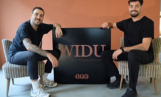 Geschäftsführer Alessio Loriga (l.) und Inhaber Hichem Baffoun freuen sich auf die Eröffnung. Das große Schild mit dem Restaurant-Namen wird bald draußen am Eingang hängen. - Mareike Patock Geschäftsführer Alessio Loriga (l.) und Inhaber Hichem Baffoun freuen sich auf die Eröffnung. Das große Schild mit dem Restaurant-Namen wird bald draußen am Eingang hängen. - Mareike Patock
