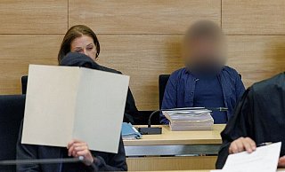 Die beiden Angeklagten im Gerichtssaal (vorne links, hinten rechts). - Friso Gentsch/dpa Die beiden Angeklagten im Gerichtssaal (vorne links, hinten rechts). - Friso Gentsch/dpa