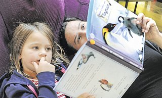 Die Stiftung Lesen gibt regelmäßig eine Studie zum Vorlesen heraus. Sie macht auf die Bedeutung des Vorlesens für die Kommunikation in Familien und die Beziehung zwischen Eltern und Kindern aufmerksam. Foto: Wagner/dpa - Ingo Wagner Die Stiftung Lesen gibt regelmäßig eine Studie zum Vorlesen heraus. Sie macht auf die Bedeutung des Vorlesens für die Kommunikation in Familien und die Beziehung zwischen Eltern und Kindern aufmerksam. Foto: Wagner/dpa - Ingo Wagner