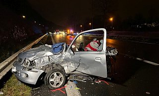 Feuerwehrkräfte mussten das Autowrack eilig auseinanderbiegen und Teile abschneiden, um die Verletzte schellstmöglich zu befreien. Sie starb später im Krankenhaus. - Charlotte Mahncke Feuerwehrkräfte mussten das Autowrack eilig auseinanderbiegen und Teile abschneiden, um die Verletzte schellstmöglich zu befreien. Sie starb später im Krankenhaus. - Charlotte Mahncke