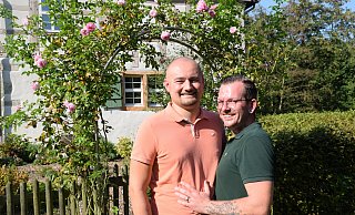 Jan Röbelt (l.) und Philip Maas sind seit drei Jahren ein Paar. Nun werden sie heiraten. - Mareike Patock Jan Röbelt (l.) und Philip Maas sind seit drei Jahren ein Paar. Nun werden sie heiraten. - Mareike Patock