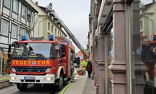 Nach der Explosion am 26. Februar: Die Warburger Feuerwehr ist mit der Drehleiter und mehreren Fahrzeugen an der Einsatzstelle. - Dieter Scholz Nach der Explosion am 26. Februar: Die Warburger Feuerwehr ist mit der Drehleiter und mehreren Fahrzeugen an der Einsatzstelle. - Dieter Scholz