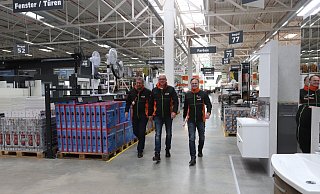 Volker Schneider (Vertriebsleiter Region Nord), Alexander Ulbrich (Marktleiter in Löhne) und Gerald Neumayr (Geschäftsführer Vertrieb) gehen gemeinsam den breiten Mittelgang entlang. - Judith Gladow Volker Schneider (Vertriebsleiter Region Nord), Alexander Ulbrich (Marktleiter in Löhne) und Gerald Neumayr (Geschäftsführer Vertrieb) gehen gemeinsam den breiten Mittelgang entlang. - Judith Gladow