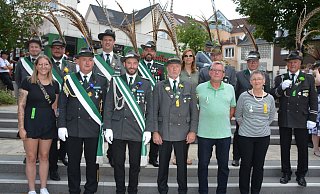 Die langjährigen Schützenbrüder und -schwestern werden auf dem Rathausplatz geehrt. Einige sind befördert worden. - Karin Prignitz Die langjährigen Schützenbrüder und -schwestern werden auf dem Rathausplatz geehrt. Einige sind befördert worden. - Karin Prignitz