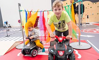 Lio (l.) und Jannik brettern mit ihren Bobby-Cars durch die "Waschstraße". Die ist Teil eines weitläufigen Parcours, der Lust auf Bewegung macht. Ältere Kinder lernen bei dem offenen Angebot der TGH auch die Bedeutung von Ampeln und anderen Verkehrszeichen kennen. - Ralf Bittner Lio (l.) und Jannik brettern mit ihren Bobby-Cars durch die "Waschstraße". Die ist Teil eines weitläufigen Parcours, der Lust auf Bewegung macht. Ältere Kinder lernen bei dem offenen Angebot der TGH auch die Bedeutung von Ampeln und anderen Verkehrszeichen kennen. - Ralf Bittner