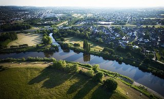 Am rechten Bildrand erstreckt sich auf der Bad Oeynhausener Weserseite der Uferbereich, der durch Terrassenstufen ein neuer Anziehungspunkt werden soll. - THORSTEN ULONSKA Am rechten Bildrand erstreckt sich auf der Bad Oeynhausener Weserseite der Uferbereich, der durch Terrassenstufen ein neuer Anziehungspunkt werden soll. - THORSTEN ULONSKA