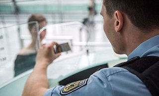 Bei Grenzkontrollen sind jetzt drei Personen aufgehalten worden, die von der Bielefelder Staatsanwaltschaft gesucht werden. - Symbolfoto: Bundespolizei / Alexandra Stolze Bei Grenzkontrollen sind jetzt drei Personen aufgehalten worden, die von der Bielefelder Staatsanwaltschaft gesucht werden. - Symbolfoto: Bundespolizei / Alexandra Stolze