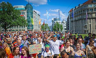 „Wie kann man es hassen, dass Menschen sich lieben“, fragt eine Demonstrantin (vorne) beim Bielefelder Christopher Street Day auf einem Plakat. - Sarah Jonek „Wie kann man es hassen, dass Menschen sich lieben“, fragt eine Demonstrantin (vorne) beim Bielefelder Christopher Street Day auf einem Plakat. - Sarah Jonek
