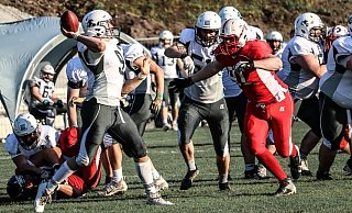 Backup-Quarterback Moritz Gotzmann (Nummer 9) setzt gegen Gelsenkirchen zum Touchdown-Wurf an. - Zarnke Backup-Quarterback Moritz Gotzmann (Nummer 9) setzt gegen Gelsenkirchen zum Touchdown-Wurf an. - Zarnke