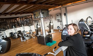 Betriebsleiterin Lisa Marie Bechinka zeigt den Fitnessbereich, der ab sofort nicht nur von Mietern im Denkwerk sondern auch von externen Menschen genutzt werden kann. - Ralf Bittner Betriebsleiterin Lisa Marie Bechinka zeigt den Fitnessbereich, der ab sofort nicht nur von Mietern im Denkwerk sondern auch von externen Menschen genutzt werden kann. - Ralf Bittner