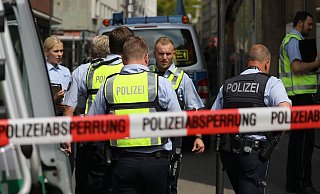 Die Polizei drang am Freitag, 7. Mai, in die Innenstadt-Wohnung der Freundin ein und fand dort Waffen, Drogen und reichlich Bargeld. - Symbolbild: picture alliance/dpa Die Polizei drang am Freitag, 7. Mai, in die Innenstadt-Wohnung der Freundin ein und fand dort Waffen, Drogen und reichlich Bargeld. - Symbolbild: picture alliance/dpa