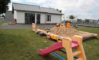 Auf dem gut 1.400 Quadratmeter großen Außengelände können sich die Kinder austoben und kreativ spielen. - Uwe Müller Auf dem gut 1.400 Quadratmeter großen Außengelände können sich die Kinder austoben und kreativ spielen. - Uwe Müller