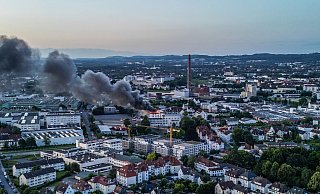 Der Brand im Verlagsgebäude des Westfalen-Blattes in Bielefeld-Schildesche verursachte eine große Rauchwolke, die über die Stadt zog. - Paul Brinkmann Der Brand im Verlagsgebäude des Westfalen-Blattes in Bielefeld-Schildesche verursachte eine große Rauchwolke, die über die Stadt zog. - Paul Brinkmann