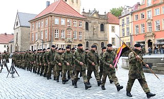 Rund 350 Soldaten des Augustdorfer Panzerbataillons treten auf dem Paderborner Domplatz an. - Henrike Buschmann Rund 350 Soldaten des Augustdorfer Panzerbataillons treten auf dem Paderborner Domplatz an. - Henrike Buschmann