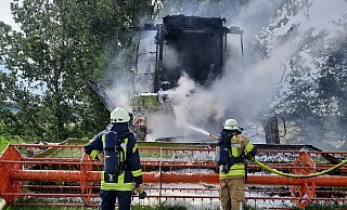 Acht Trupps unter Atemschutz bekämpften die Flammen an und in dem Mähdrescher. - LZ Peckelsheim Acht Trupps unter Atemschutz bekämpften die Flammen an und in dem Mähdrescher. - LZ Peckelsheim