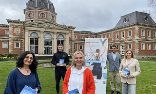 Ruzanna Shahinyan (v. l.), Daniel Koberstein und Cordula Theine waren bei der Präsentation der neuen Gesundheitsbroschüre dabei. Christian Barnbeck und Beate Krämer freuen sich auf die neue Freiluftsaison. - Nicole Sielermann Ruzanna Shahinyan (v. l.), Daniel Koberstein und Cordula Theine waren bei der Präsentation der neuen Gesundheitsbroschüre dabei. Christian Barnbeck und Beate Krämer freuen sich auf die neue Freiluftsaison. - Nicole Sielermann