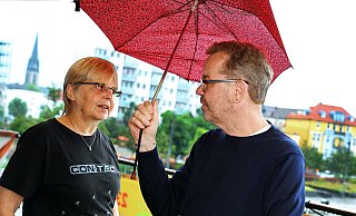 Barbara America-Siekmann von Raddesign im Gespräch mit NW-Redakteur Stefan Brams mitten im Starkregen über die Zukunft des Kesselbrinks. - BARBARA FRANKE Barbara America-Siekmann von Raddesign im Gespräch mit NW-Redakteur Stefan Brams mitten im Starkregen über die Zukunft des Kesselbrinks. - BARBARA FRANKE