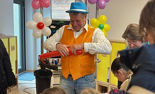 Der Luftballonkünstler Happu Krenz begeistert die großen und kleinen Gäste mit seinen Ballonfiguren. - Danielle Dörsing Der Luftballonkünstler Happu Krenz begeistert die großen und kleinen Gäste mit seinen Ballonfiguren. - Danielle Dörsing