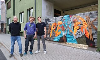 Andre Diekwisch (l.) und Lennart Engel (r.) vom Vorstand des FreiWerk Paderborn mit dem Künstler Lukas Michalksi. - Freiwerk Andre Diekwisch (l.) und Lennart Engel (r.) vom Vorstand des FreiWerk Paderborn mit dem Künstler Lukas Michalksi. - Freiwerk