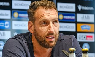 Mitch Kniat, dem Trainer von Arminia Bielefeld, fehlen noch etliche Spieler, darunter die Torhüter, im Kader. - Andreas Zobe Mitch Kniat, dem Trainer von Arminia Bielefeld, fehlen noch etliche Spieler, darunter die Torhüter, im Kader. - Andreas Zobe