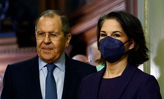 Kühle Begegnung: Außenministerin Annalena Baerbock mit ihrem russischen Kollegen Sergej Lawrow in Moskau. - MAXIM SHEMETOV Kühle Begegnung: Außenministerin Annalena Baerbock mit ihrem russischen Kollegen Sergej Lawrow in Moskau. - MAXIM SHEMETOV