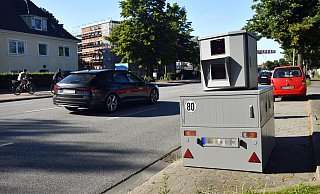 Semistationen kontrollieren die Geschwindigkeit im Straßenverkehr bei Tag und Nacht. Doch für die Auswertung der Blitzerfotos benötigt der Kreis Gütersloh mehr Personal. - picture alliance / Bildagentur-online/Ohde Semistationen kontrollieren die Geschwindigkeit im Straßenverkehr bei Tag und Nacht. Doch für die Auswertung der Blitzerfotos benötigt der Kreis Gütersloh mehr Personal. - picture alliance / Bildagentur-online/Ohde