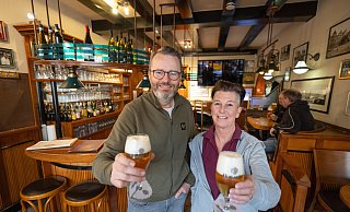 In der Bierstube gibt's kühles Blondes - mit dem hier Betriebsleiterin Katja Loll und Geschäftsführer Andreas Mamerow anstoßen. - Oliver Krato In der Bierstube gibt's kühles Blondes - mit dem hier Betriebsleiterin Katja Loll und Geschäftsführer Andreas Mamerow anstoßen. - Oliver Krato
