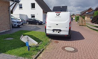 Beim Rangieren traf das Postauto den Verteilerkasten. Seitdem ist der Straßenzug stromlos. - privat Beim Rangieren traf das Postauto den Verteilerkasten. Seitdem ist der Straßenzug stromlos. - privat