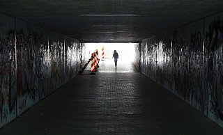 Das Trio stellte sich dem Radler im Tunnel in den Weg. - Symbolfoto: Jens Reichenbach Das Trio stellte sich dem Radler im Tunnel in den Weg. - Symbolfoto: Jens Reichenbach