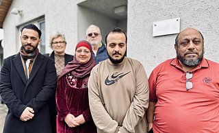 Hisham Abdulzaraq (l.) mit Eltern und Bruder vor dem Haus der Busses (hinten), in dem sie seit acht Jahre wohnen. - Stefan Becker Hisham Abdulzaraq (l.) mit Eltern und Bruder vor dem Haus der Busses (hinten), in dem sie seit acht Jahre wohnen. - Stefan Becker