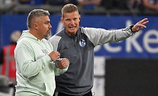 Nicht nur Cheftrainer Thomas Reis (l.) muss auf Schalke seinen Hut nehmen. Auch Assistenzcoach Markus Gellhaus (r.) wurde freigestellt, so dass er am Freitag auf das Wiedersehen mit dem SC Paderborn verzichten muss. - picture alliance Nicht nur Cheftrainer Thomas Reis (l.) muss auf Schalke seinen Hut nehmen. Auch Assistenzcoach Markus Gellhaus (r.) wurde freigestellt, so dass er am Freitag auf das Wiedersehen mit dem SC Paderborn verzichten muss. - picture alliance