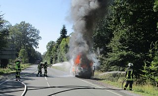 Das Auto brannte trotz des Löscheinsatzes auf der L818/636 vollständig aus. - Feuerwehr Bad Wünnenberg Das Auto brannte trotz des Löscheinsatzes auf der L818/636 vollständig aus. - Feuerwehr Bad Wünnenberg