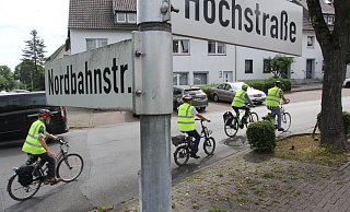 Radfahrer sollten auf der Hochstraße eigentlich bald Vorrang genießen. Allerdings sind die Planer auf unerwartete Probleme bei der Umwidmung zur Fahrradstraße gestoßen. Unter anderem bereiten die Parkplätze - wie im Hintergrund zu sehen - Schwierigkeiten. - Ulf Hanke Radfahrer sollten auf der Hochstraße eigentlich bald Vorrang genießen. Allerdings sind die Planer auf unerwartete Probleme bei der Umwidmung zur Fahrradstraße gestoßen. Unter anderem bereiten die Parkplätze - wie im Hintergrund zu sehen - Schwierigkeiten. - Ulf Hanke