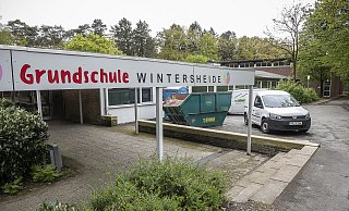 Grundschule Wintersheide: Zumindest der Name der vierten Grundschule für Sennestadt prangte zwischenzeitlich am Eingang der ehemaligen Comeniusschule ian der Elbeallee 130a. Das scheint es aber auch gewesen zu sein für das lange geplante Projekt. - Jörg Dieckmann Grundschule Wintersheide: Zumindest der Name der vierten Grundschule für Sennestadt prangte zwischenzeitlich am Eingang der ehemaligen Comeniusschule ian der Elbeallee 130a. Das scheint es aber auch gewesen zu sein für das lange geplante Projekt. - Jörg Dieckmann