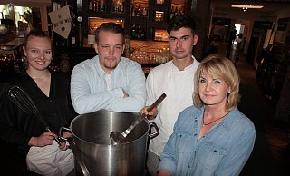 Zwei Neue für die Küche gibt es in der Fischerhütte in Bad Lippspringe. Sonja Braun (l.) und Marius Hoppe (3.v. l.) arbeiten nun an der Seite von Chefkoch Rene Strohdiek. Über das starke, junge Team freut sich Geschäftsführerin Silvia Wiedra. - Uwe Müller Zwei Neue für die Küche gibt es in der Fischerhütte in Bad Lippspringe. Sonja Braun (l.) und Marius Hoppe (3.v. l.) arbeiten nun an der Seite von Chefkoch Rene Strohdiek. Über das starke, junge Team freut sich Geschäftsführerin Silvia Wiedra. - Uwe Müller