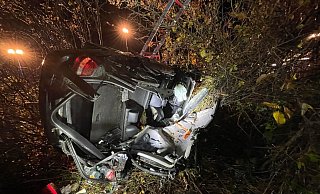Ein Auto war durch die Wucht des Zusammenpralls auf die Seite beziehungsweise das Dach gekippt. - Feuerwehr Lahde Ein Auto war durch die Wucht des Zusammenpralls auf die Seite beziehungsweise das Dach gekippt. - Feuerwehr Lahde