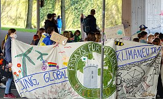 Nicht unbedingt die Banner, wohl aber die Redebeiträge der jungen Bielefelder Klimaaktivisten seinen teils wirklich erschreckend, kritisieren Grünen-Politiker. - Peter Unger Nicht unbedingt die Banner, wohl aber die Redebeiträge der jungen Bielefelder Klimaaktivisten seinen teils wirklich erschreckend, kritisieren Grünen-Politiker. - Peter Unger