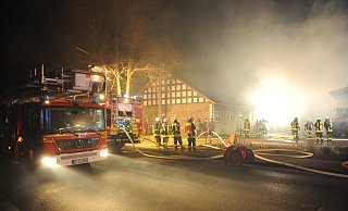 Zeitweise war die Einsatzstelle an der Leverner Straße in dichten Rauch gehüllt - auch in dem Moment, als der Gelenkmast der Feuerwehr Espelkamp in Levern eintraf. - Joern Spreen-Ledebur Zeitweise war die Einsatzstelle an der Leverner Straße in dichten Rauch gehüllt - auch in dem Moment, als der Gelenkmast der Feuerwehr Espelkamp in Levern eintraf. - Joern Spreen-Ledebur