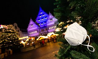 Auch auf dem Rathausplatz müssen wieder Masken getragen werden. - Niklas Tüns Auch auf dem Rathausplatz müssen wieder Masken getragen werden. - Niklas Tüns