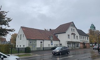 Jahrzehntelang war das Gasthaus „Zur alten Post“ Dorfkneipe und Vereinslokal des Hövelhofer SV. Seit 2001 ist es geschlossen. Links ist im Hintergrund das Jagdschloss zu erkennen. - Jens Reddeker Jahrzehntelang war das Gasthaus „Zur alten Post“ Dorfkneipe und Vereinslokal des Hövelhofer SV. Seit 2001 ist es geschlossen. Links ist im Hintergrund das Jagdschloss zu erkennen. - Jens Reddeker
