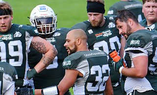Allein die Abwehr der Bulldogs um Defense-Koordinator Bert Smith (32) bot in Düsseldorf eine gute Leistung. - Andreas Zobe Allein die Abwehr der Bulldogs um Defense-Koordinator Bert Smith (32) bot in Düsseldorf eine gute Leistung. - Andreas Zobe