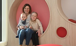 Dankbar für die gute Versorgung: Felizitas Dirkmann mit dem knapp einjährigen Leopold und der sechsjährigen Clara im neuen Kinderzentrum des Evangelischen Klinikums Bethel in Bielefeld. - Mario Haase Dankbar für die gute Versorgung: Felizitas Dirkmann mit dem knapp einjährigen Leopold und der sechsjährigen Clara im neuen Kinderzentrum des Evangelischen Klinikums Bethel in Bielefeld. - Mario Haase
