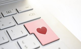 Alleinstehende Personen werden auch im Kreis Höxter Opfer des so genannten "Love-Scams" auf Dating-Plattformen im Internet. - Symbolfoto: Pixabay Alleinstehende Personen werden auch im Kreis Höxter Opfer des so genannten "Love-Scams" auf Dating-Plattformen im Internet. - Symbolfoto: Pixabay