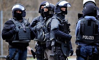 Nach der irrtümlichen Stürmung einer Bielefelder Wohnung durch SEK-Beamte wird nun intern in dem Fall ermittelt. - Symbolfoto: dpa Nach der irrtümlichen Stürmung einer Bielefelder Wohnung durch SEK-Beamte wird nun intern in dem Fall ermittelt. - Symbolfoto: dpa