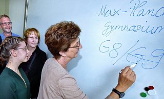 Andrea Kleist, Max-Planck-Gymnasiums, streicht G9. Die damalige Schulpflegschaftsvorsitzende Christel Brindöpke, die damalige Schülersprecherin Ruth Hettwer und Lehrer Holger Knicker schauen ihr dabei zu. - Barbara Franke Andrea Kleist, Max-Planck-Gymnasiums, streicht G9. Die damalige Schulpflegschaftsvorsitzende Christel Brindöpke, die damalige Schülersprecherin Ruth Hettwer und Lehrer Holger Knicker schauen ihr dabei zu. - Barbara Franke