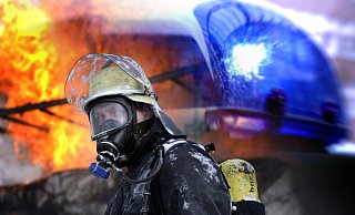 Die Feuerwehr bekämpft einen Schiffbrand auf dem Mittellandkanal. - Symbolbild Die Feuerwehr bekämpft einen Schiffbrand auf dem Mittellandkanal. - Symbolbild